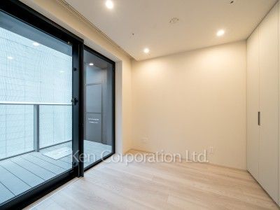 TAKANAWA GATEWAY CITY RESIDENCEの写真 マスターベッドルーム※画像は同タイプの1003号室（SVタイプ・スノーグレージュ）です。階数・カラータイプが異なる場合があります。 ※10階の同じ間取タイプを撮影。仕様が異なることがあります。