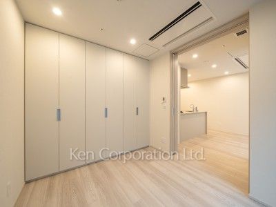 TAKANAWA GATEWAY CITY RESIDENCEの写真 マスターベッドルーム※画像は同タイプの1003号室（SVタイプ・スノーグレージュ）です。階数・カラータイプが異なる場合があります。 ※10階の同じ間取タイプを撮影。仕様が異なることがあります。