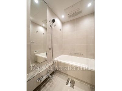 TAKANAWA GATEWAY CITY RESIDENCEの写真 バスルーム※画像は同タイプの1003号室（SVタイプ・スノーグレージュ）です。階数・カラータイプが異なる場合があります。 ※10階の同じ間取タイプを撮影。仕様が異なることがあります。