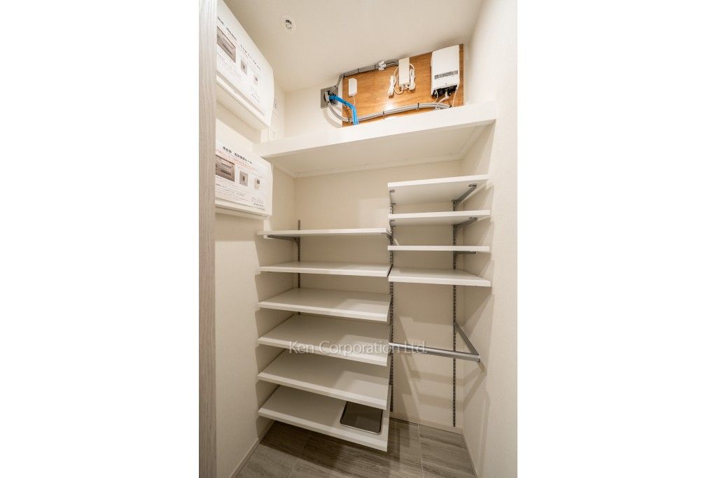 TAKANAWA GATEWAY CITY RESIDENCEの写真 シューズインクローゼット※画像は同タイプの1003号室（SVタイプ・スノーグレージュ）です。階数・カラータイプが異なる場合があります。 ※10階の同じ間取タイプを撮影。仕様が異なることがあります。