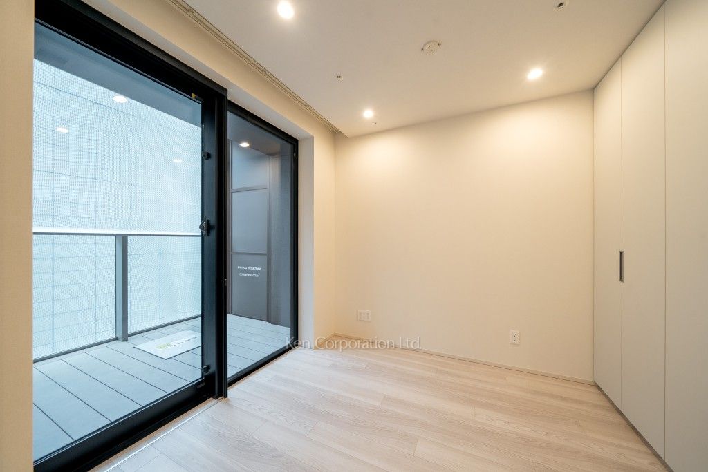 TAKANAWA GATEWAY CITY RESIDENCEの写真 マスターベッドルーム※画像は同タイプの1003号室（SVタイプ・スノーグレージュ）です。階数・カラータイプが異なる場合があります。 ※10階の同じ間取タイプを撮影。仕様が異なることがあります。