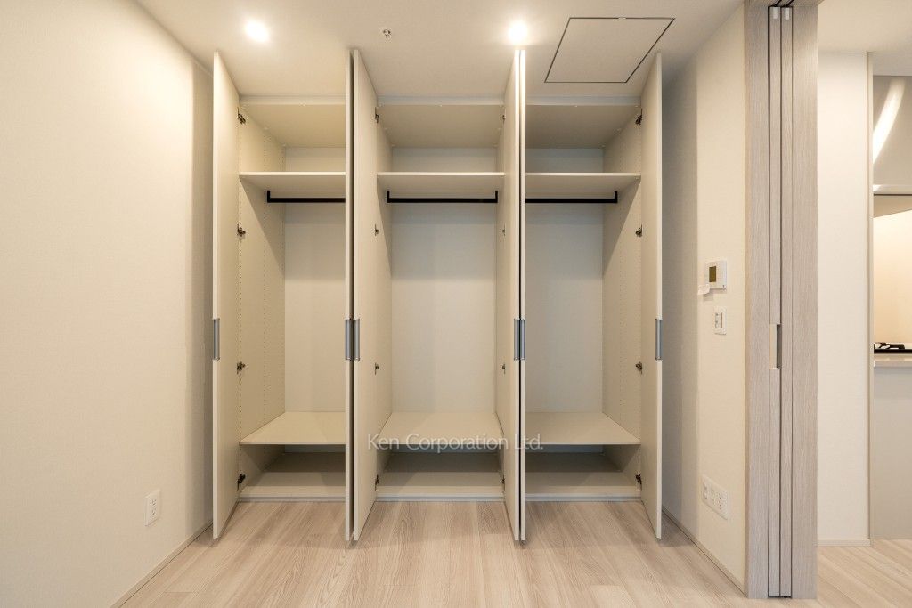 TAKANAWA GATEWAY CITY RESIDENCEの写真 クローゼット※画像は同タイプの1003号室（SVタイプ・スノーグレージュ）です。階数・カラータイプが異なる場合があります。 ※10階の同じ間取タイプを撮影。仕様が異なることがあります。