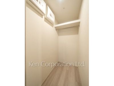 TAKANAWA GATEWAY CITY RESIDENCEの写真 ウォークインクローゼット※画像は同タイプの1002号室（SWタイプ・スノーグレージュ）です。階数・カラータイプが異なる場合があります。 ※10階の同じ間取タイプを撮影。仕様が異なることがあります。