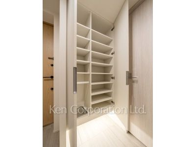 TAKANAWA GATEWAY CITY RESIDENCEの写真 シューズクローゼット※画像は同タイプの1002号室（SWタイプ・スノーグレージュ）です。階数・カラータイプが異なる場合があります。 ※10階の同じ間取タイプを撮影。仕様が異なることがあります。