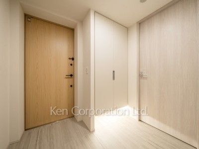 TAKANAWA GATEWAY CITY RESIDENCEの写真 玄関※画像は同タイプの1002号室（SWタイプ・スノーグレージュ）です。階数・カラータイプが異なる場合があります。 ※10階の同じ間取タイプを撮影。仕様が異なることがあります。