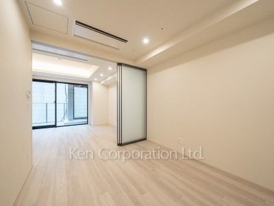 TAKANAWA GATEWAY CITY RESIDENCEの写真 マスターベッドルーム※画像は同タイプの1002号室（SWタイプ・スノーグレージュ）です。階数・カラータイプが異なる場合があります。 ※10階の同じ間取タイプを撮影。仕様が異なることがあります。