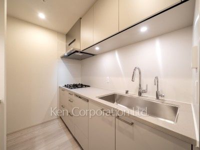 TAKANAWA GATEWAY CITY RESIDENCEの写真 キッチン※画像は同タイプの1002号室（SWタイプ・スノーグレージュ）です。階数・カラータイプが異なる場合があります。 ※10階の同じ間取タイプを撮影。仕様が異なることがあります。