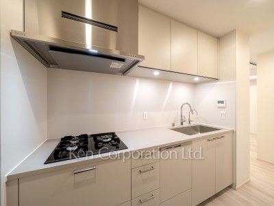 TAKANAWA GATEWAY CITY RESIDENCEの写真 キッチン※画像は同タイプの1002号室（SWタイプ・スノーグレージュ）です。階数・カラータイプが異なる場合があります。 ※10階の同じ間取タイプを撮影。仕様が異なることがあります。