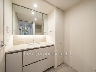 TAKANAWA GATEWAY CITY RESIDENCEの写真 パウダールーム※画像は同タイプの1002号室（SWタイプ・スノーグレージュ）です。階数・カラータイプが異なる場合があります。 ※10階の同じ間取タイプを撮影。仕様が異なることがあります。