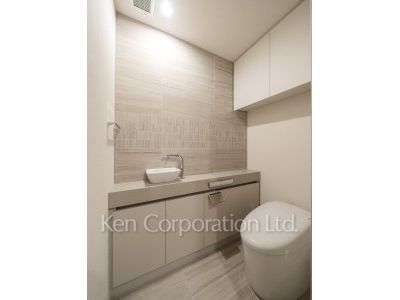 TAKANAWA GATEWAY CITY RESIDENCEの写真 トイレ※画像は同タイプの1002号室（SWタイプ・スノーグレージュ）です。階数・カラータイプが異なる場合があります。 ※10階の同じ間取タイプを撮影。仕様が異なることがあります。