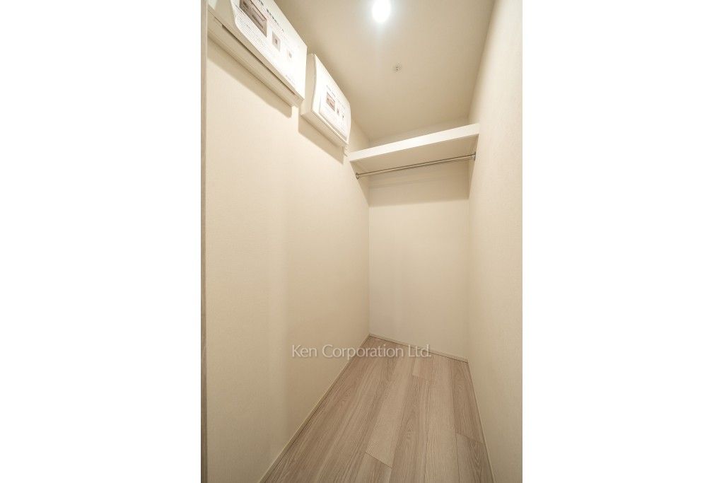 TAKANAWA GATEWAY CITY RESIDENCEの写真 ウォークインクローゼット※画像は同タイプの1002号室（SWタイプ・スノーグレージュ）です。階数・カラータイプが異なる場合があります。 ※10階の同じ間取タイプを撮影。仕様が異なることがあります。