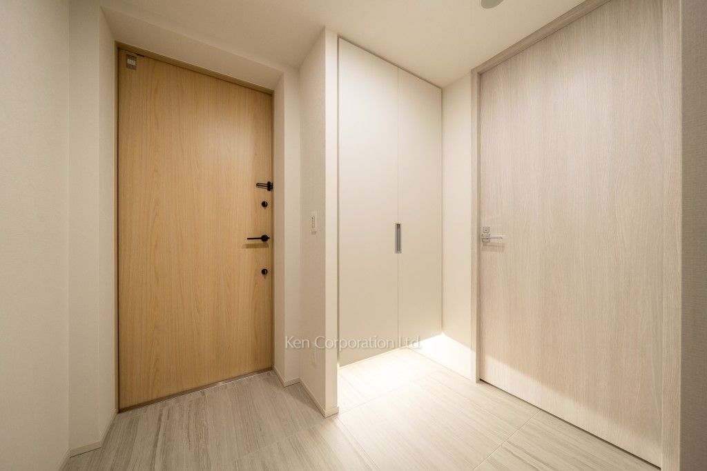 TAKANAWA GATEWAY CITY RESIDENCEの写真 玄関※画像は同タイプの1002号室（SWタイプ・スノーグレージュ）です。階数・カラータイプが異なる場合があります。 ※10階の同じ間取タイプを撮影。仕様が異なることがあります。