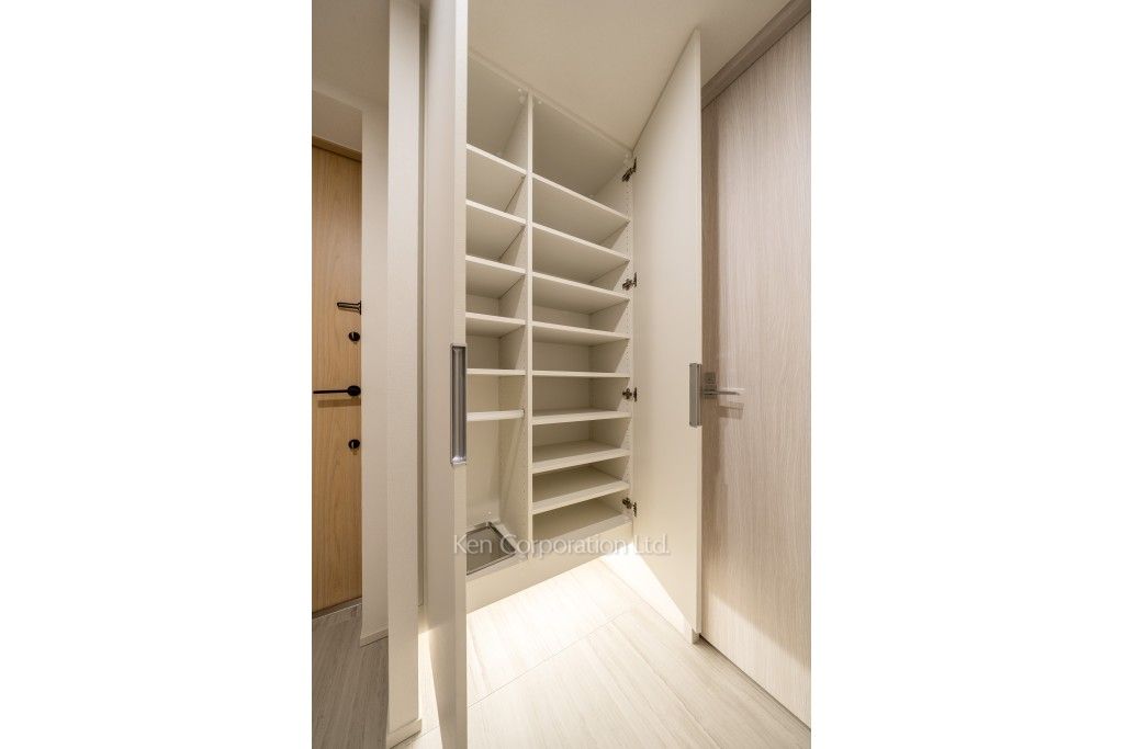 TAKANAWA GATEWAY CITY RESIDENCEの写真 シューズクローゼット※画像は同タイプの1002号室（SWタイプ・スノーグレージュ）です。階数・カラータイプが異なる場合があります。 ※10階の同じ間取タイプを撮影。仕様が異なることがあります。