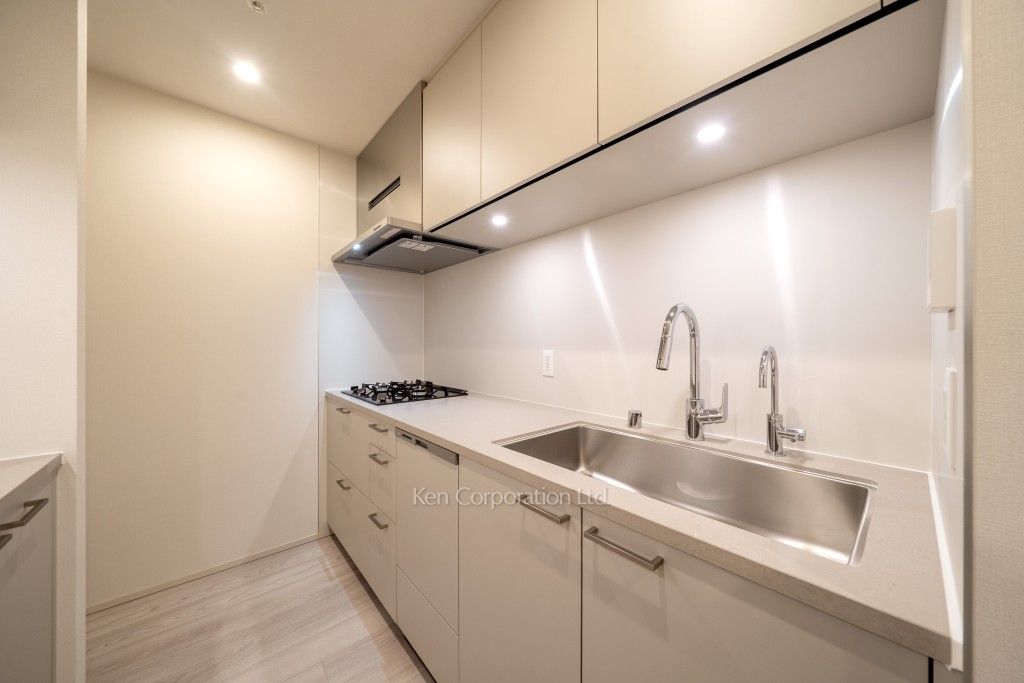 TAKANAWA GATEWAY CITY RESIDENCEの写真 キッチン※画像は同タイプの1002号室（SWタイプ・スノーグレージュ）です。階数・カラータイプが異なる場合があります。 ※10階の同じ間取タイプを撮影。仕様が異なることがあります。