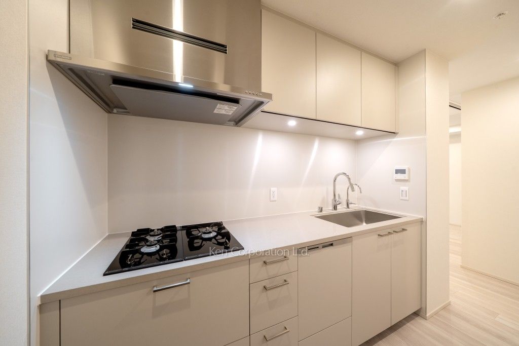 TAKANAWA GATEWAY CITY RESIDENCEの写真 キッチン※画像は同タイプの1002号室（SWタイプ・スノーグレージュ）です。階数・カラータイプが異なる場合があります。 ※10階の同じ間取タイプを撮影。仕様が異なることがあります。