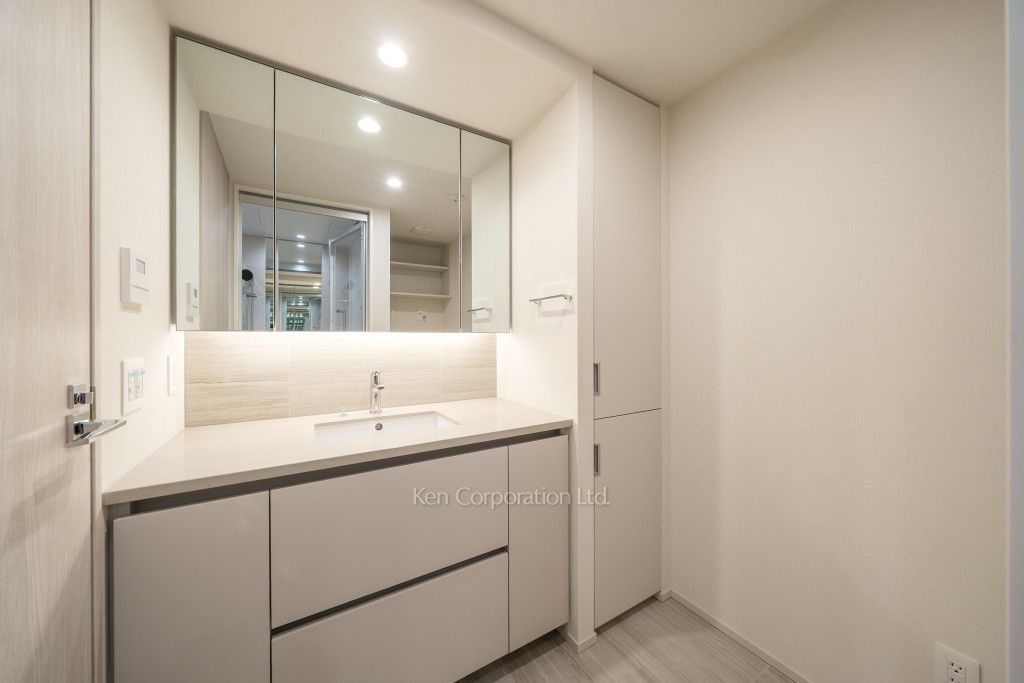 TAKANAWA GATEWAY CITY RESIDENCEの写真 パウダールーム※画像は同タイプの1002号室（SWタイプ・スノーグレージュ）です。階数・カラータイプが異なる場合があります。 ※10階の同じ間取タイプを撮影。仕様が異なることがあります。