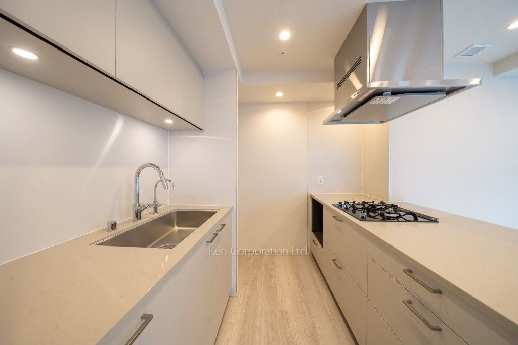 TAKANAWA GATEWAY CITY RESIDENCEの写真 キッチン※画像は同タイプの1001号室（SXタイプ・スノーグレージュ）です。階数・カラータイプが異なる場合があります。※画像では、冷蔵庫が未設置ですが、今後設置されます。 ※10階の同じ間取タイプを撮影。仕様が異なることがあります。