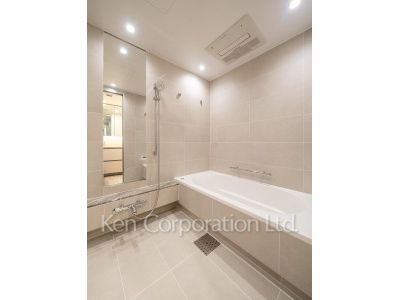 TAKANAWA GATEWAY CITY RESIDENCEの写真 バスルーム※画像は類似のSJタイプの1015号室（スノーグレージュ）のバスルームです。カラータイプが異なる場合があります。 ※10階の同じ間取タイプを撮影。仕様が異なることがあります。