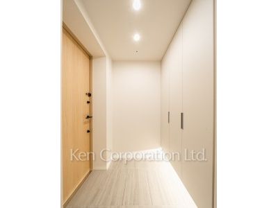 TAKANAWA GATEWAY CITY RESIDENCEの写真 玄関※画像は同タイプの1001号室（SXタイプ・スノーグレージュ）です。階数・カラータイプが異なる場合があります。 ※10階の同じ間取タイプを撮影。仕様が異なることがあります。