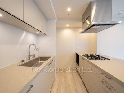 TAKANAWA GATEWAY CITY RESIDENCEの写真 キッチン※画像は同タイプの1001号室（SXタイプ・スノーグレージュ）です。階数・カラータイプが異なる場合があります。※画像では、冷蔵庫が未設置ですが、今後設置されます。 ※10階の同じ間取タイプを撮影。仕様が異なることがあります。