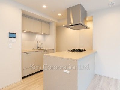 TAKANAWA GATEWAY CITY RESIDENCEの写真 キッチン※画像は同タイプの1001号室（SXタイプ・スノーグレージュ）です。階数・カラータイプが異なる場合があります。※画像では、冷蔵庫が未設置ですが、今後設置されます。 ※10階の同じ間取タイプを撮影。仕様が異なることがあります。