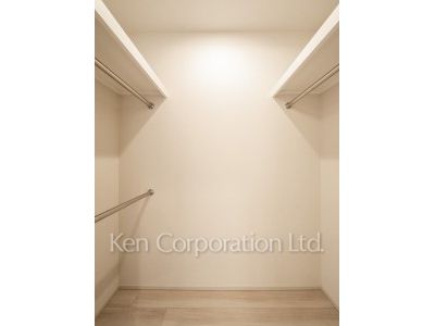 TAKANAWA GATEWAY CITY RESIDENCEの写真 ウォークインクローゼット※画像は同タイプの1001号室（SXタイプ・スノーグレージュ）です。階数・カラータイプが異なる場合があります。 ※10階の同じ間取タイプを撮影。仕様が異なることがあります。