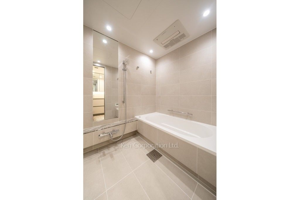 TAKANAWA GATEWAY CITY RESIDENCEの写真 バスルーム※画像は類似のSJタイプの1015号室（スノーグレージュ）のバスルームです。カラータイプが異なる場合があります。 ※10階の同じ間取タイプを撮影。仕様が異なることがあります。