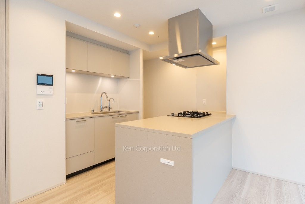 TAKANAWA GATEWAY CITY RESIDENCEの写真 キッチン※画像は同タイプの1001号室（SXタイプ・スノーグレージュ）です。階数・カラータイプが異なる場合があります。※画像では、冷蔵庫が未設置ですが、今後設置されます。 ※10階の同じ間取タイプを撮影。仕様が異なることがあります。