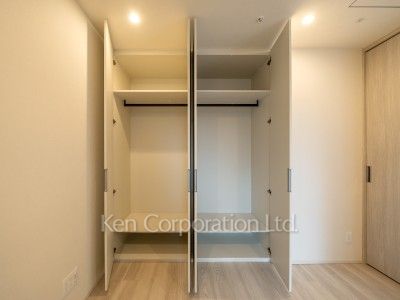 クローゼット※画像は同タイプの1025号室（SZタイプ・スノーグレージュ）です。階数・カラータイプが異なる場合があります。 ※10階の同じ間取タイプを撮影。仕様が異なることがあります。