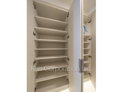 シューズクローゼット※画像は同タイプの1025号室（SZタイプ・スノーグレージュ）です。階数・カラータイプが異なる場合があります。 ※10階の同じ間取タイプを撮影。仕様が異なることがあります。