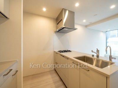 キッチン※画像は同タイプの1025号室（SZタイプ・スノーグレージュ）です。階数・カラータイプが異なる場合があります。※画像では、冷蔵庫が未設置ですが、今後設置されます。 ※10階の同じ間取タイプを撮影。仕様が異なることがあります。