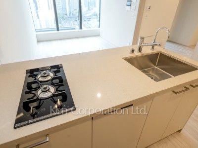 キッチン※画像は同タイプの1025号室（SZタイプ・スノーグレージュ）です。階数・カラータイプが異なる場合があります。※画像では、冷蔵庫が未設置ですが、今後設置されます。 ※10階の同じ間取タイプを撮影。仕様が異なることがあります。