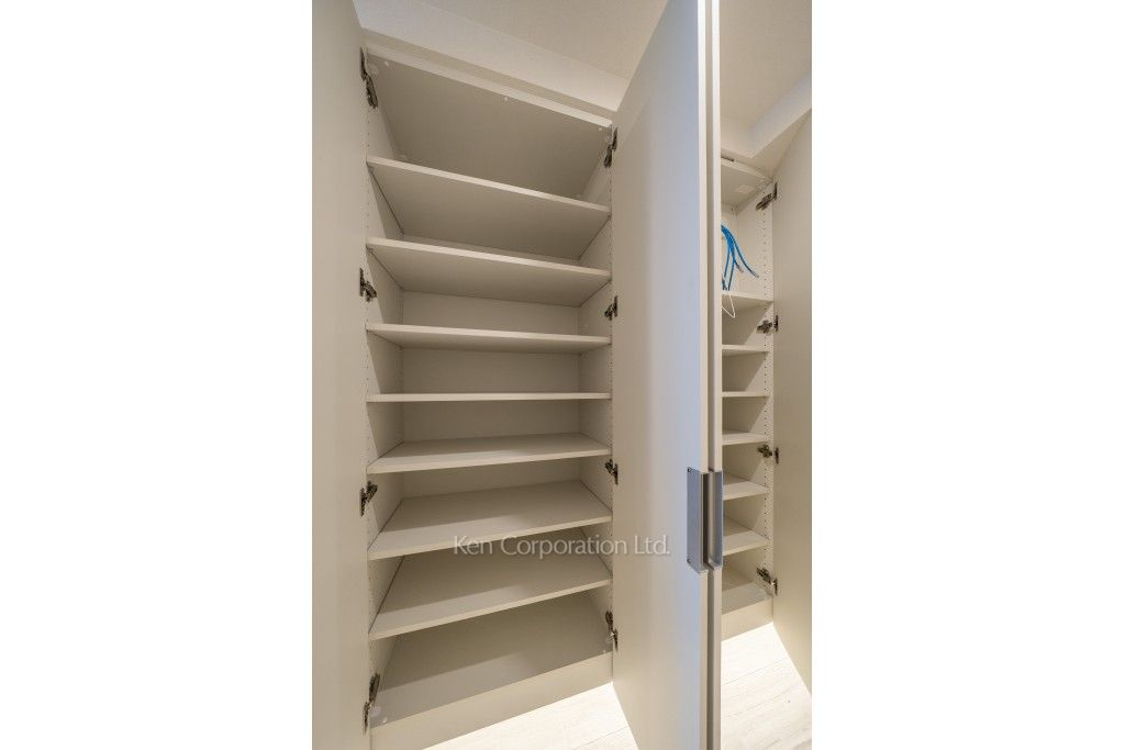 TAKANAWA GATEWAY CITY RESIDENCEの写真 シューズクローゼット※画像は同タイプの1025号室（SZタイプ・スノーグレージュ）です。階数・カラータイプが異なる場合があります。 ※10階の同じ間取タイプを撮影。仕様が異なることがあります。