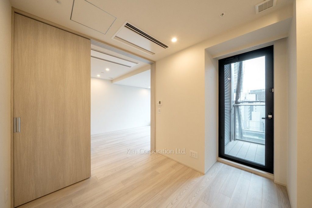 TAKANAWA GATEWAY CITY RESIDENCEの写真 マスターベッドルーム※画像は同タイプの1025号室（SZタイプ・スノーグレージュ）です。階数・カラータイプが異なる場合があります。 ※10階の同じ間取タイプを撮影。仕様が異なることがあります。