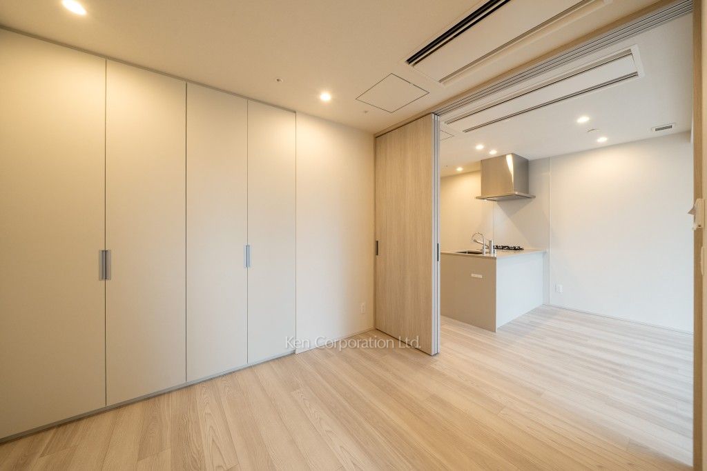 TAKANAWA GATEWAY CITY RESIDENCEの写真 マスターベッドルーム※画像は同タイプの1025号室（SZタイプ・スノーグレージュ）です。階数・カラータイプが異なる場合があります。 ※10階の同じ間取タイプを撮影。仕様が異なることがあります。