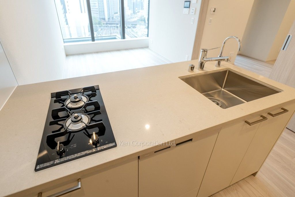 TAKANAWA GATEWAY CITY RESIDENCEの写真 キッチン※画像は同タイプの1025号室（SZタイプ・スノーグレージュ）です。階数・カラータイプが異なる場合があります。※画像では、冷蔵庫が未設置ですが、今後設置されます。 ※10階の同じ間取タイプを撮影。仕様が異なることがあります。