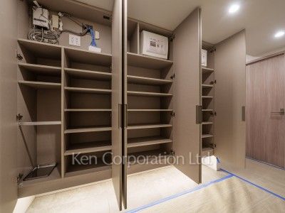 TAKANAWA GATEWAY CITY RESIDENCEの写真 シューズクローゼット※画像は同タイプの801号室（RXタイプ・モカグレージュ）です。階数・カラータイプが異なる場合があります。 ※8階の同じ間取タイプを撮影。仕様が異なることがあります。