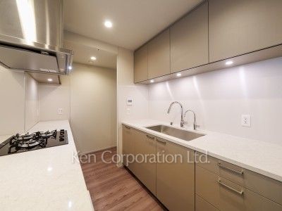 TAKANAWA GATEWAY CITY RESIDENCEの写真 キッチン※画像は同タイプの801号室（RXタイプ・モカグレージュ）です。階数・カラータイプが異なる場合があります。※画像では、冷蔵庫が未設置ですが、今後設置されます。 ※8階の同じ間取タイプを撮影。仕様が異なることがあります。