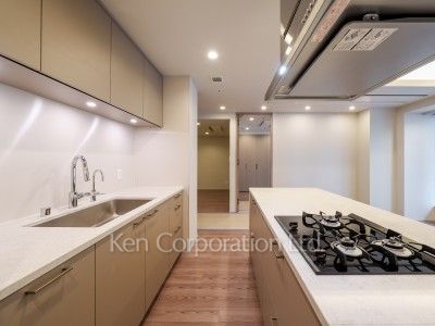 TAKANAWA GATEWAY CITY RESIDENCEの写真 キッチン※画像は同タイプの801号室（RXタイプ・モカグレージュ）です。階数・カラータイプが異なる場合があります。※画像では、冷蔵庫が未設置ですが、今後設置されます。 ※8階の同じ間取タイプを撮影。仕様が異なることがあります。