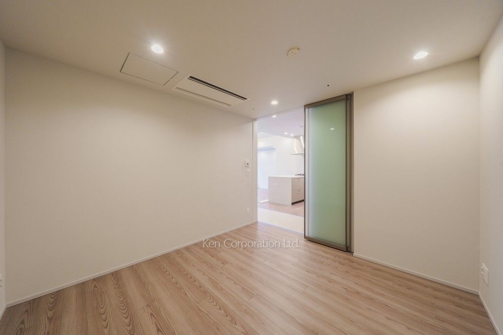 TAKANAWA GATEWAY CITY RESIDENCEの写真 ベッドルーム※画像は同タイプの801号室（RXタイプ・モカグレージュ）です。階数・カラータイプが異なる場合があります。 ※8階の同じ間取タイプを撮影。仕様が異なることがあります。