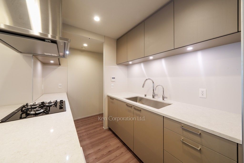 TAKANAWA GATEWAY CITY RESIDENCEの写真 キッチン※画像は同タイプの801号室（RXタイプ・モカグレージュ）です。階数・カラータイプが異なる場合があります。※画像では、冷蔵庫が未設置ですが、今後設置されます。 ※8階の同じ間取タイプを撮影。仕様が異なることがあります。