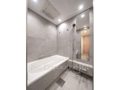 TAKANAWA GATEWAY CITY RESIDENCEの写真 バスルーム※画像は同タイプの824号室（RAタイプ・モカグレージュ）です。階数・カラータイプが異なる場合があります。 ※8階の同じ間取タイプを撮影。仕様が異なることがあります。