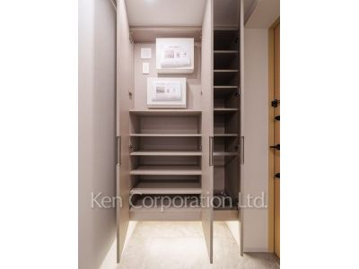 TAKANAWA GATEWAY CITY RESIDENCEの写真 シューズクローゼット※画像は同タイプの824号室（RAタイプ・モカグレージュ）です。階数・カラータイプが異なる場合があります。 ※8階の同じ間取タイプを撮影。仕様が異なることがあります。