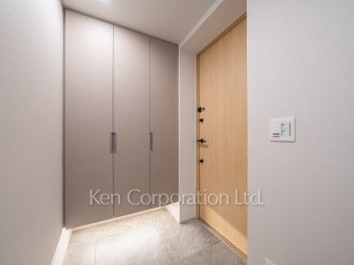 TAKANAWA GATEWAY CITY RESIDENCEの写真 玄関※画像は同タイプの824号室（RAタイプ・モカグレージュ）です。階数・カラータイプが異なる場合があります。 ※8階の同じ間取タイプを撮影。仕様が異なることがあります。