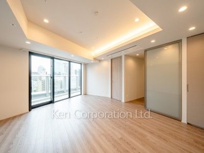 TAKANAWA GATEWAY CITY RESIDENCEの写真 リビングダイニング※画像は同タイプの824号室（RAタイプ・モカグレージュ）です。階数・カラータイプが異なる場合があります。 ※8階の同じ間取タイプを撮影。仕様が異なることがあります。