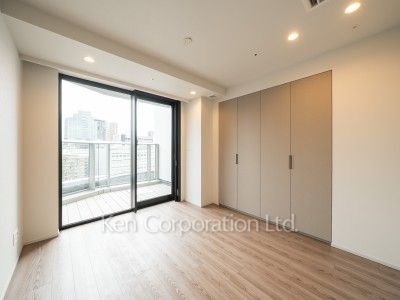 TAKANAWA GATEWAY CITY RESIDENCEの写真 マスターベッドルーム※画像は同タイプの824号室（RAタイプ・モカグレージュ）です。階数・カラータイプが異なる場合があります。 ※8階の同じ間取タイプを撮影。仕様が異なることがあります。