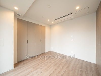 TAKANAWA GATEWAY CITY RESIDENCEの写真 マスターベッドルーム※画像は同タイプの824号室（RAタイプ・モカグレージュ）です。階数・カラータイプが異なる場合があります。 ※8階の同じ間取タイプを撮影。仕様が異なることがあります。