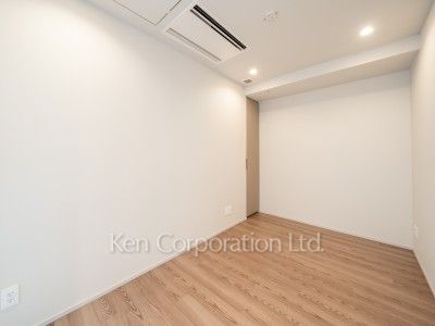 TAKANAWA GATEWAY CITY RESIDENCEの写真 ベッドルーム※画像は同タイプの824号室（RAタイプ・モカグレージュ）です。階数・カラータイプが異なる場合があります。 ※8階の同じ間取タイプを撮影。仕様が異なることがあります。