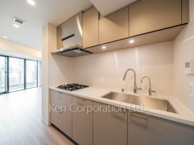 TAKANAWA GATEWAY CITY RESIDENCEの写真 キッチン※画像は同タイプの824号室（RAタイプ・モカグレージュ）です。階数・カラータイプが異なる場合があります。※画像では、冷蔵庫が未設置ですが、今後設置されます。 ※8階の同じ間取タイプを撮影。仕様が異なることがあります。