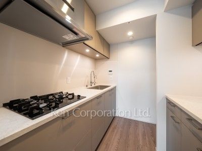 TAKANAWA GATEWAY CITY RESIDENCEの写真 キッチン※画像は同タイプの824号室（RAタイプ・モカグレージュ）です。階数・カラータイプが異なる場合があります。※画像では、冷蔵庫が未設置ですが、今後設置されます。 ※8階の同じ間取タイプを撮影。仕様が異なることがあります。